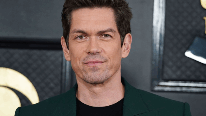 image-of-famous-actor-Steve-Howey image of famous actor Steve Howey