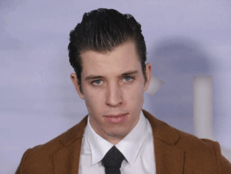 Photo of actor Beau Knapp