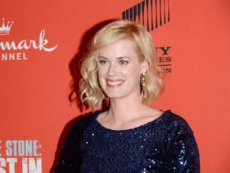 Photos of actress Abigail Hawk