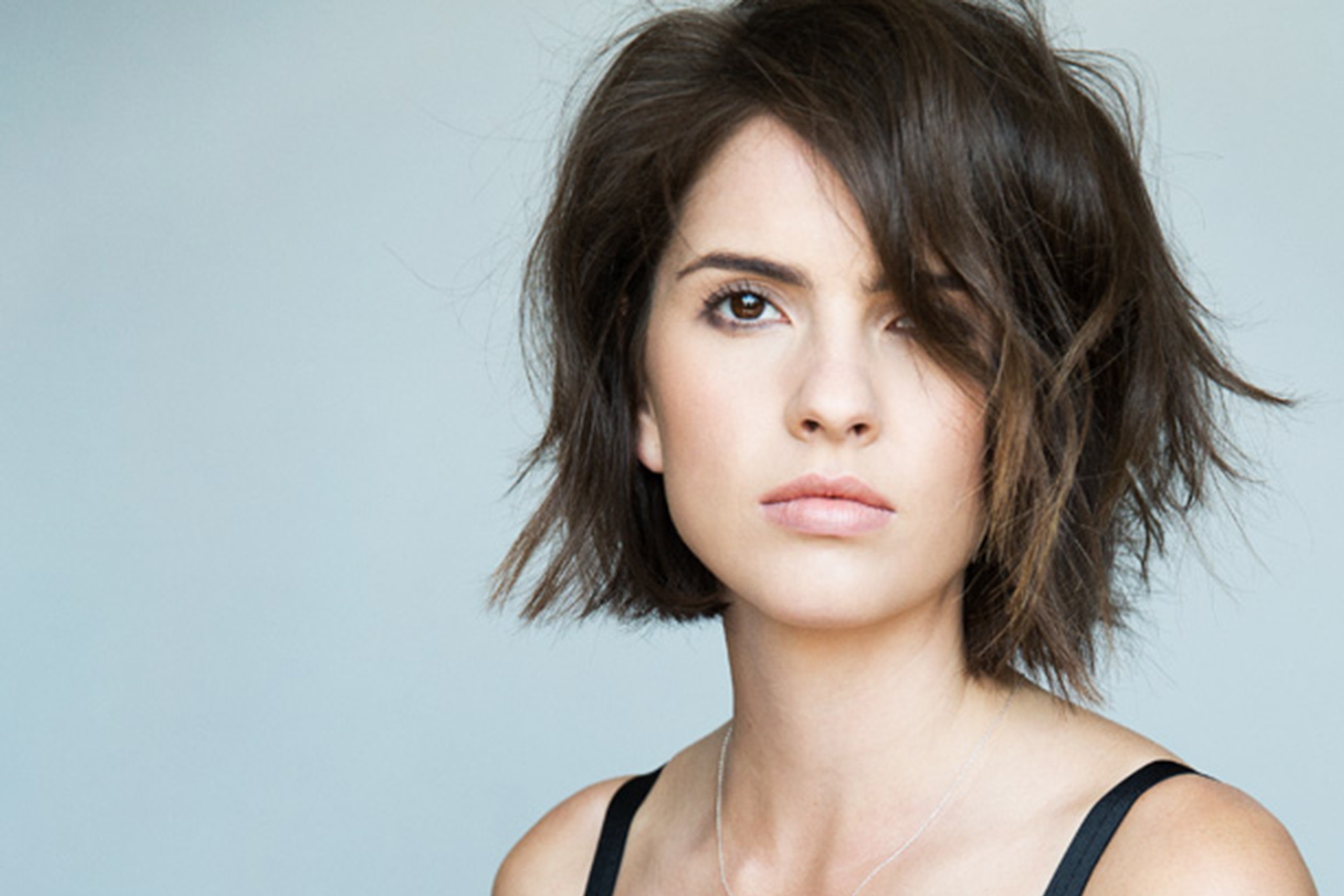 Shelley Hennig actively participates in charitable activities.