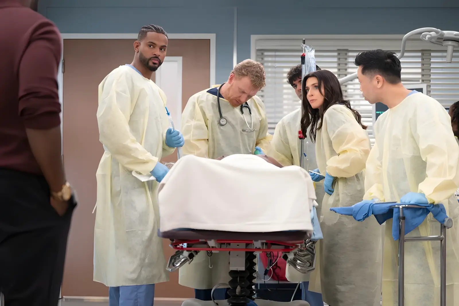 greys-anatomy-cast-meredith-grey-hospital